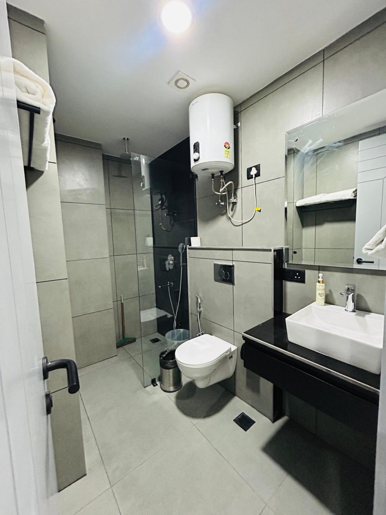 Bedchambers Serviced Apartment, Golf Course, Гургаон Экстерьер фото