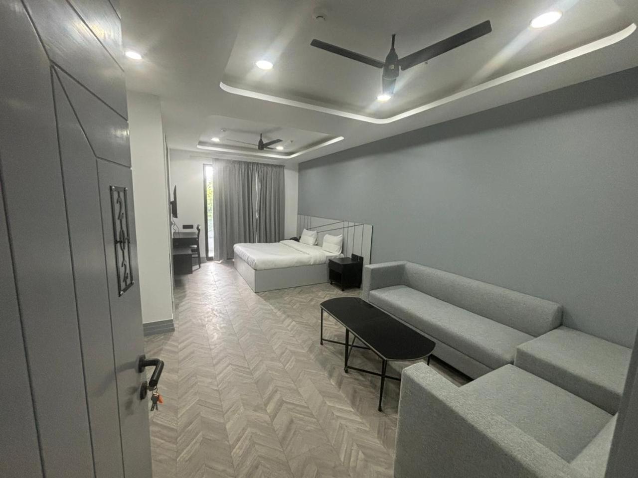 Bedchambers Serviced Apartment, Golf Course, Гургаон Экстерьер фото